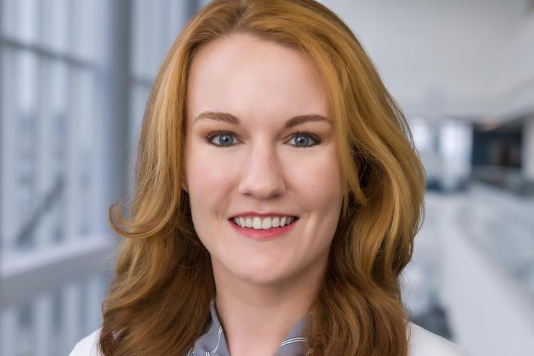 Elizabeth Davenport Headshot