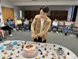 Jae cutting cake