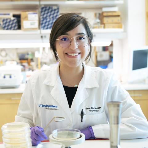 Sara Benavides in Monson lab at UTSW